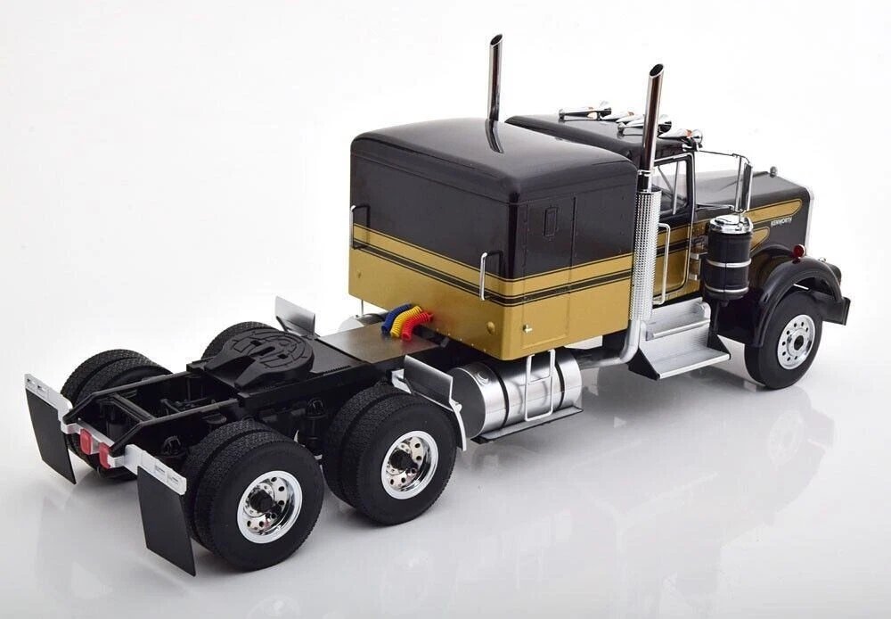 Smokey and the Bandit Kenworth W900 w/ Trailer in 1:18 scale by Road Kings - Image 2
